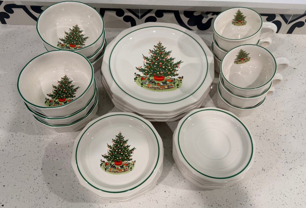 VTG Pfaltzgraff Christmas Heritage 30 Pc Dinnerware Set Service for 6 USA